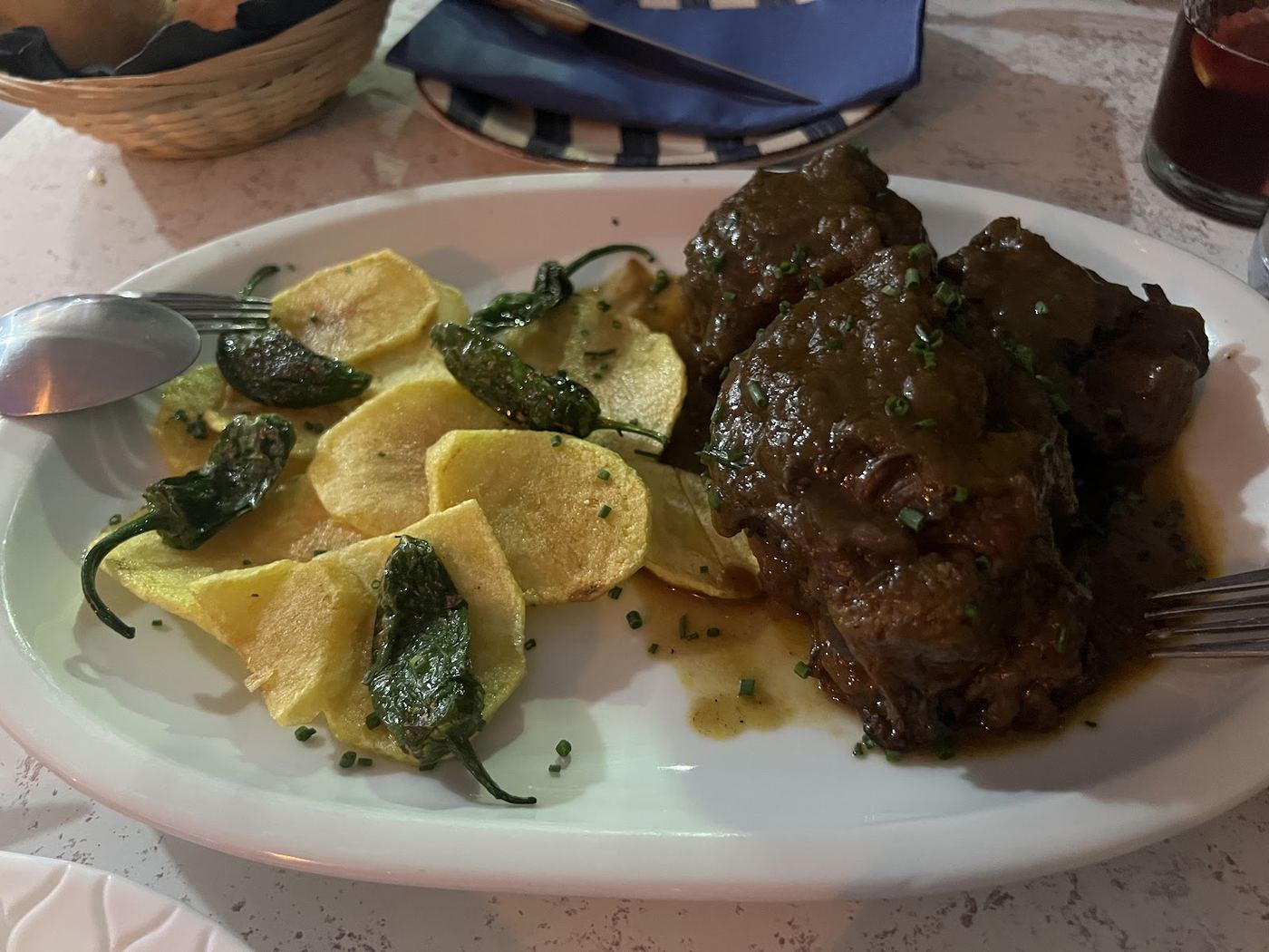 Carrilleras estofadas con patatas y pimientos, un plato de cuchara contundente.